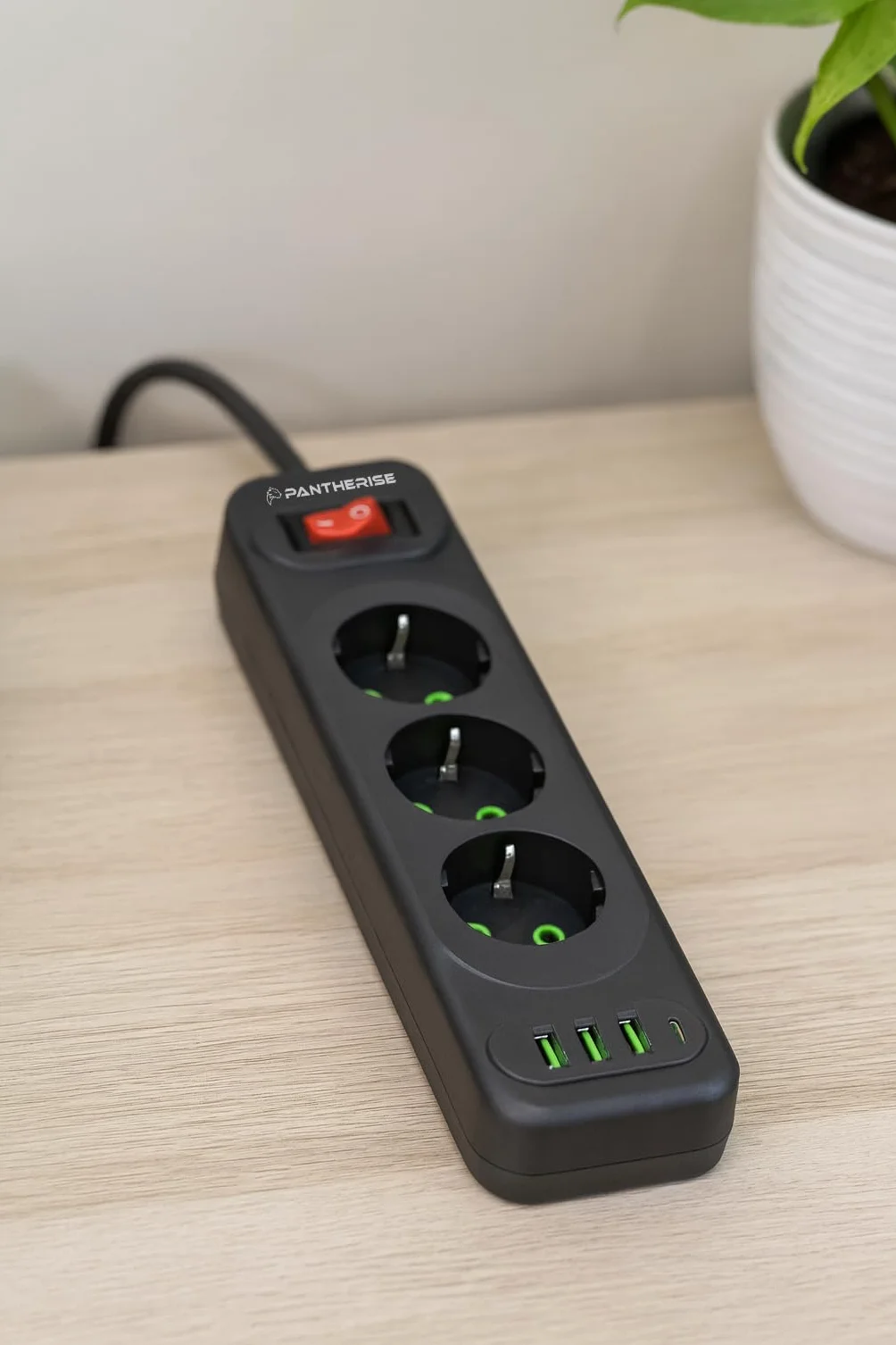Listwa zasilająca Pantherise 5m – 3x USB-A, 1x USB-C, gniazda z uziemieniem, wyłącznik z podświetleniem, przedłużacz 2500W (3 gniazda)
